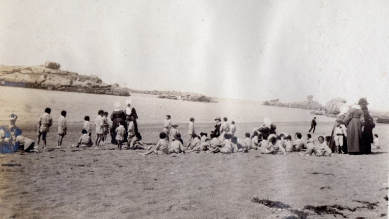 Des images historiques du public assistant à la fête nautique